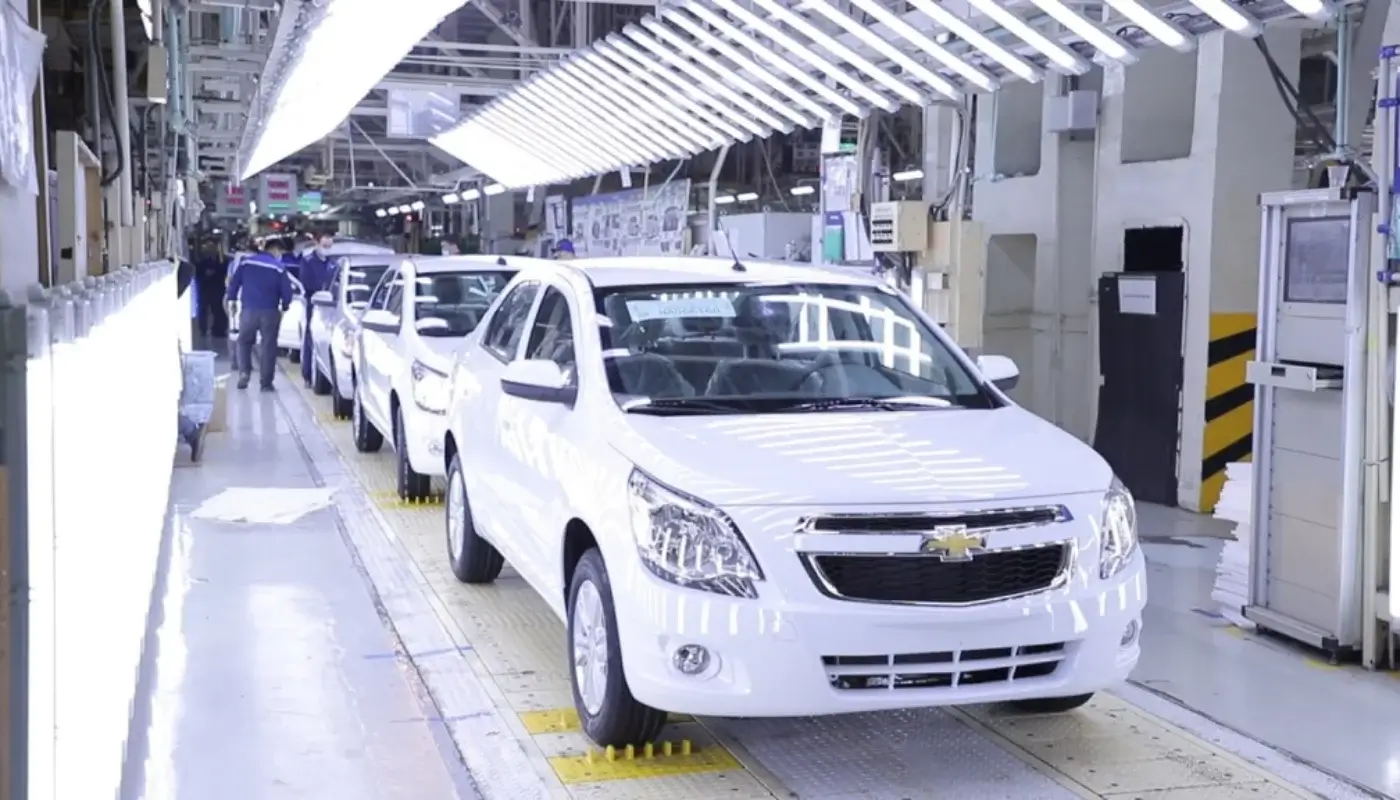How many passenger cars were produced in Uzbekistan in four months?