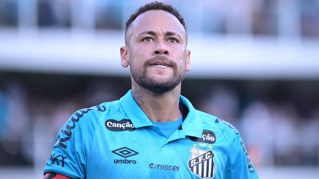 Şu anda Santos'ta forma giyen Brezilyalı yıldız Neymar, yaz aylarında kariyerini değiştirebilir. Fanatik'e göre, Türk devi Fenerbahçe'nin 33 yaşındaki kanat oyuncusunu kadrosuna katmak istediği bildiriliyor. Haberlere göre, İstanbul devi Neymar ile