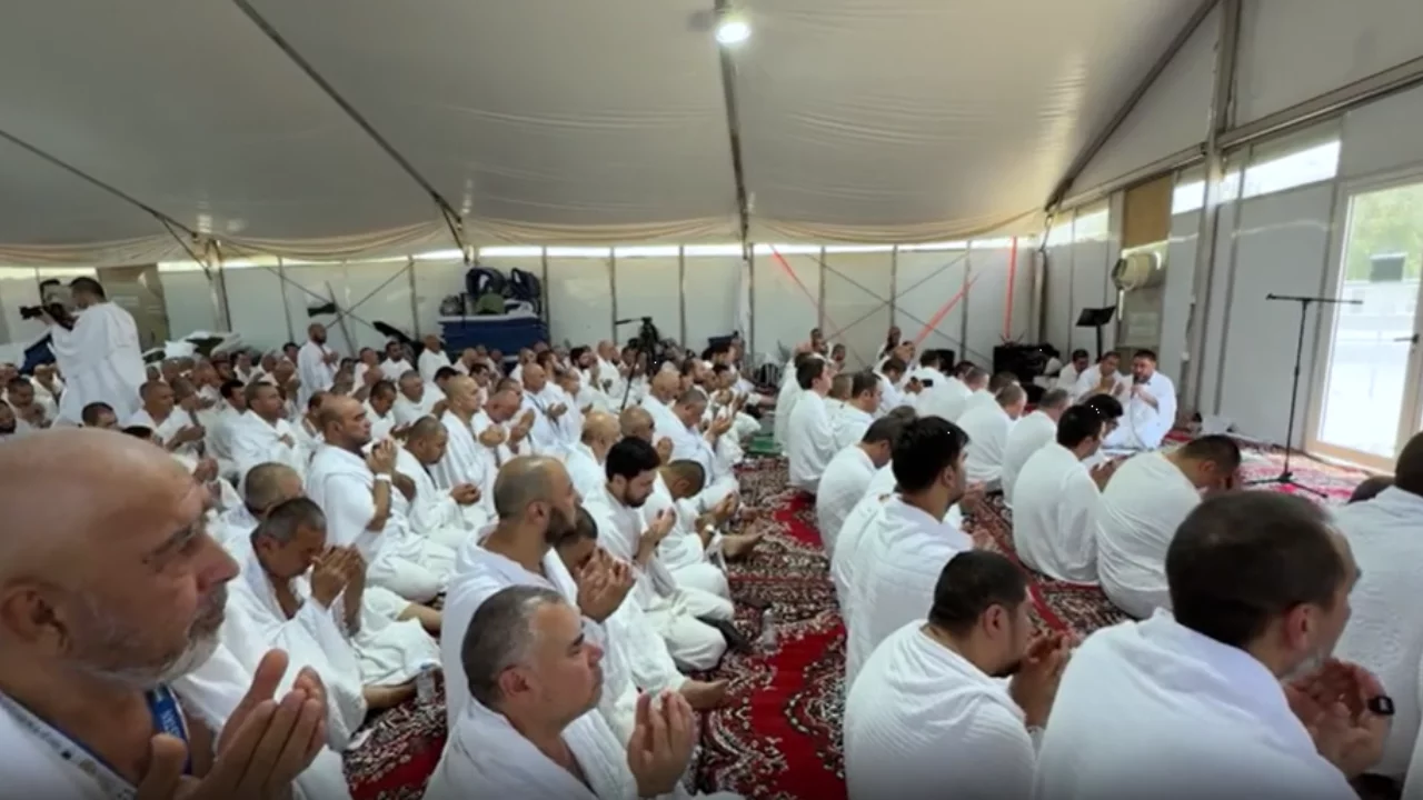 Uzbek pilgrims prayed for victory for the Uzbek national team on Mount Arafat! (video)