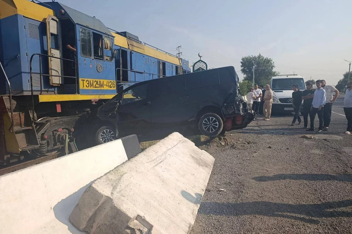 A minibus and a train collided in Bekabad - the driver survived (video)