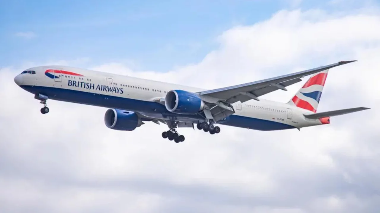 British Airways uçağında host gövdesiyle dans etti