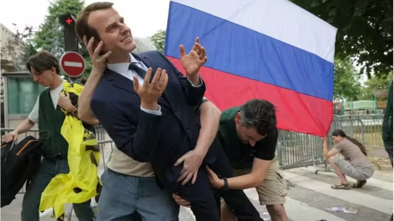 Макроннинг Париждаги мум ҳайкали ўғирлаб кетилди ва ундан намойишда фойдаланилди