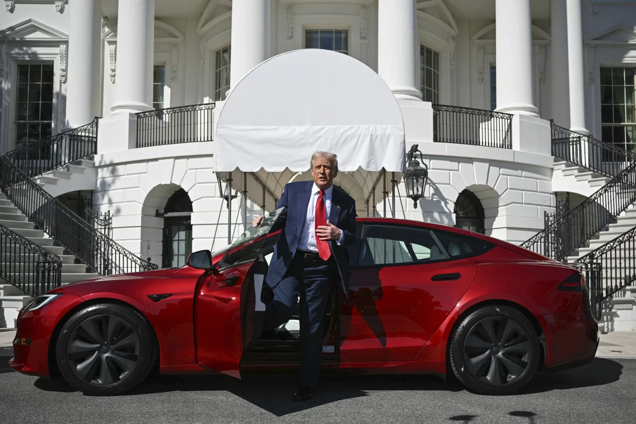 Трамп Маск билан можаро туфайли Tesla'сини сотмоқчи