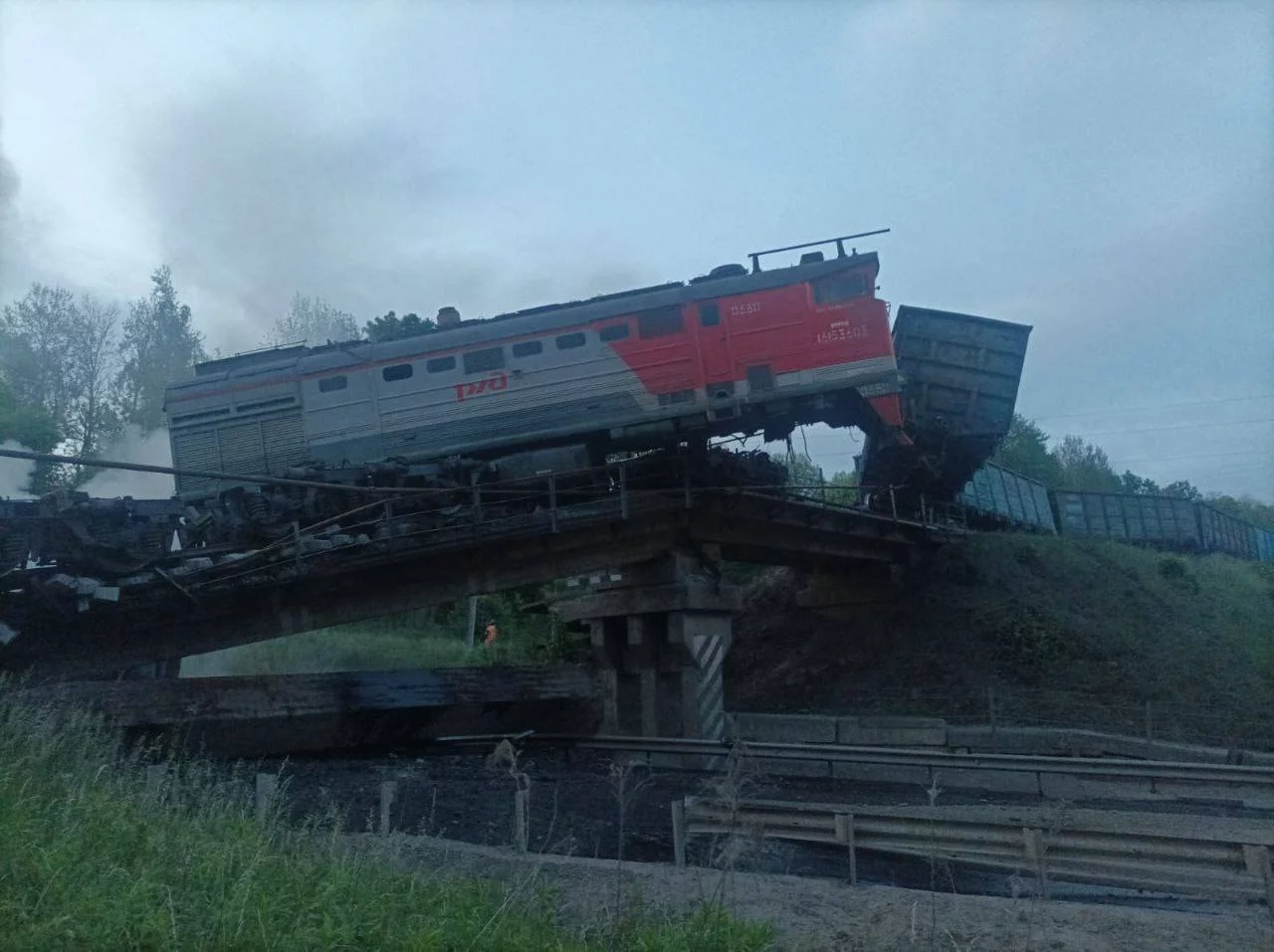 In the Kursk region, the bridge collapsed and the train overturned on the highway!
