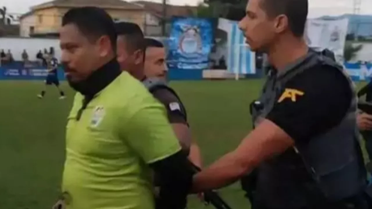 Futbol hakemi maç sırasında tutuklandı