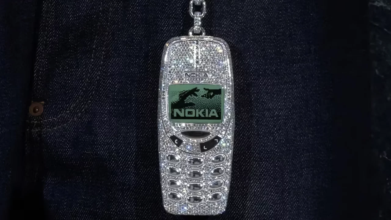 Дрейк Nokia 3310'ни бриллиантли брелокка айлантирди