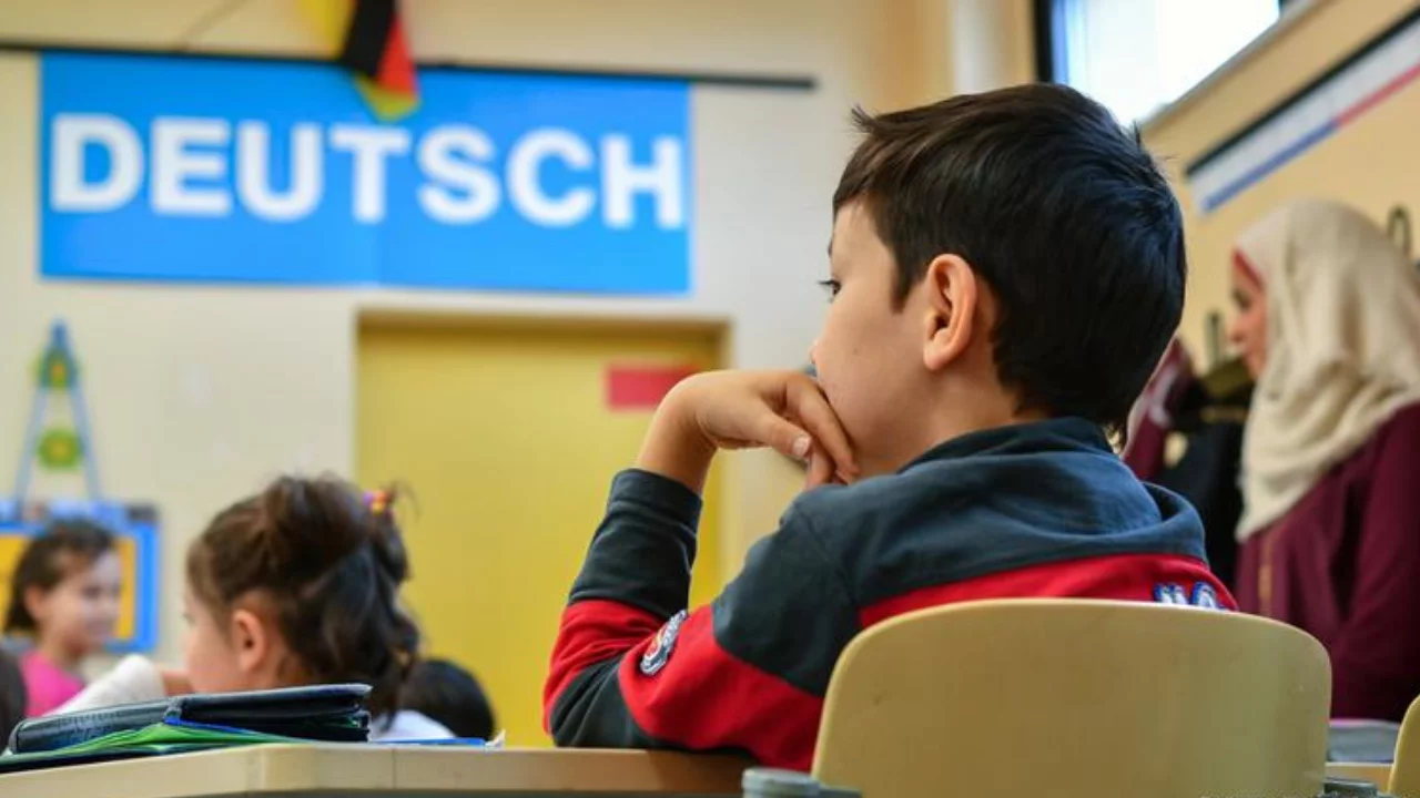 Germaniyada o‘quvchilarga «erta pensiya»: yoshlarga har oy 10 yevro beriladi!