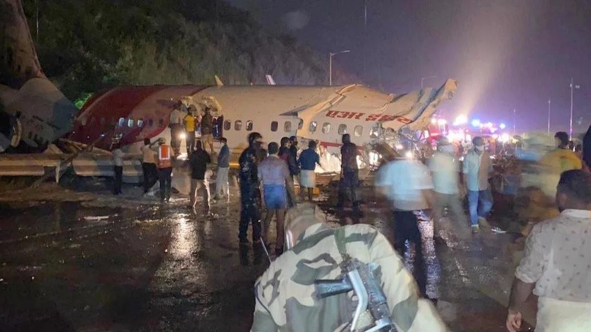 A plane flying to London crashed in India. Basic information