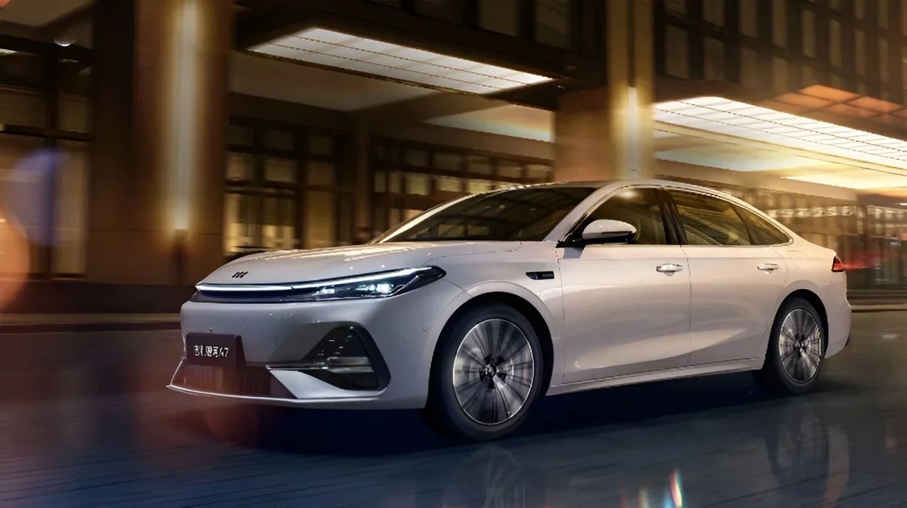 Geely Galaxy A7 EM-i: 2100 км йўл захирасига эга гибрид седан