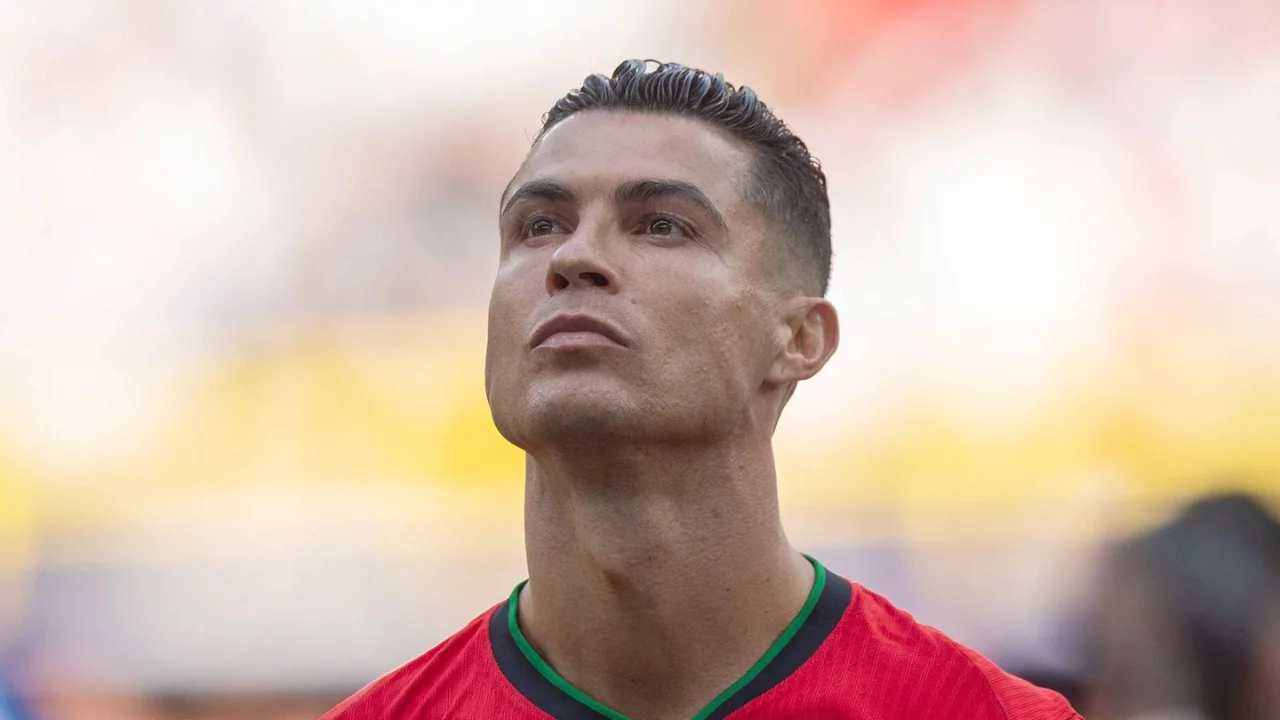 Ronaldo, gözyaşlarıyla Uluslar Ligi kupasını kaldırdı