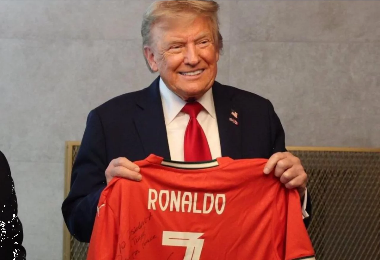 Роналду Трампга дастхати туширилган либосини совға қилди