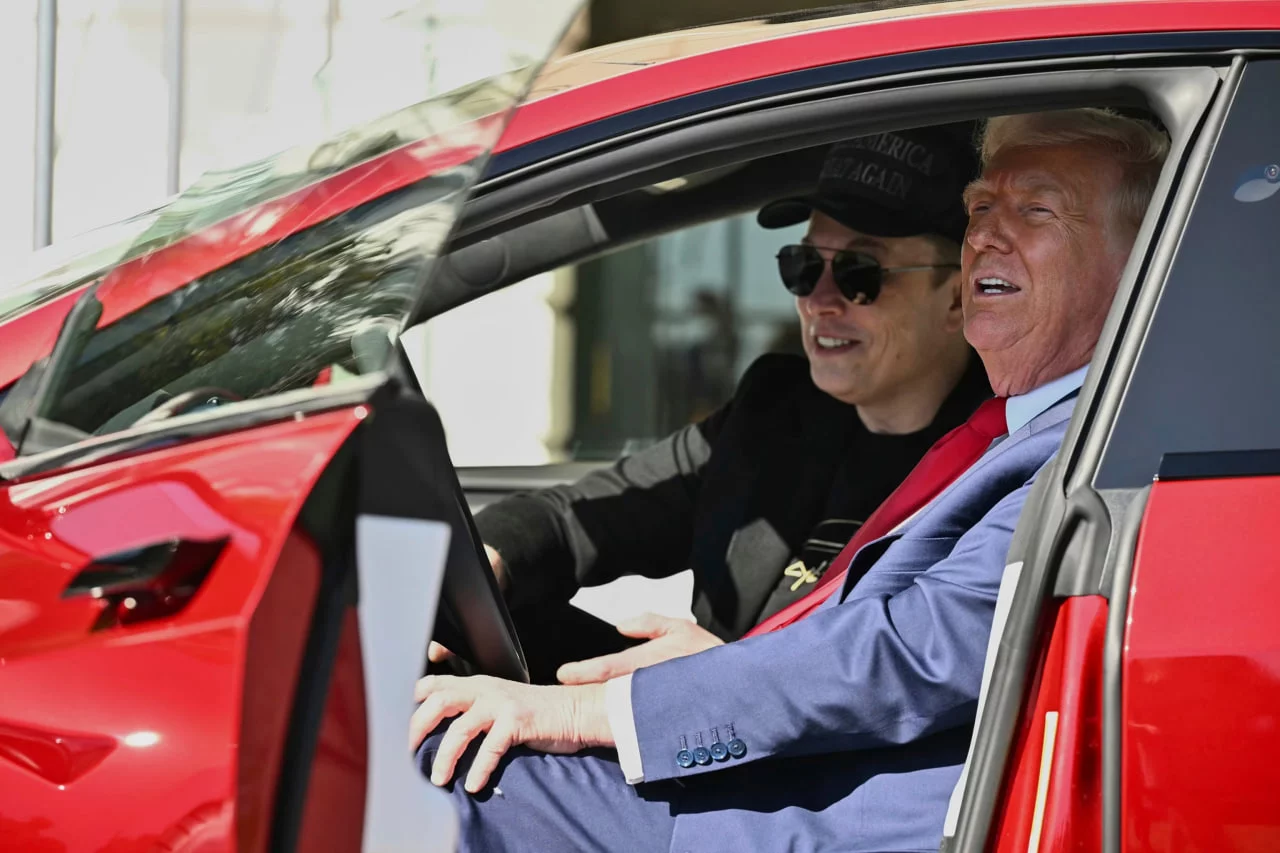 Трамп Tesla автомобилидан воз кечмоқчи: сабаб Илон Маск билан жанжал!
