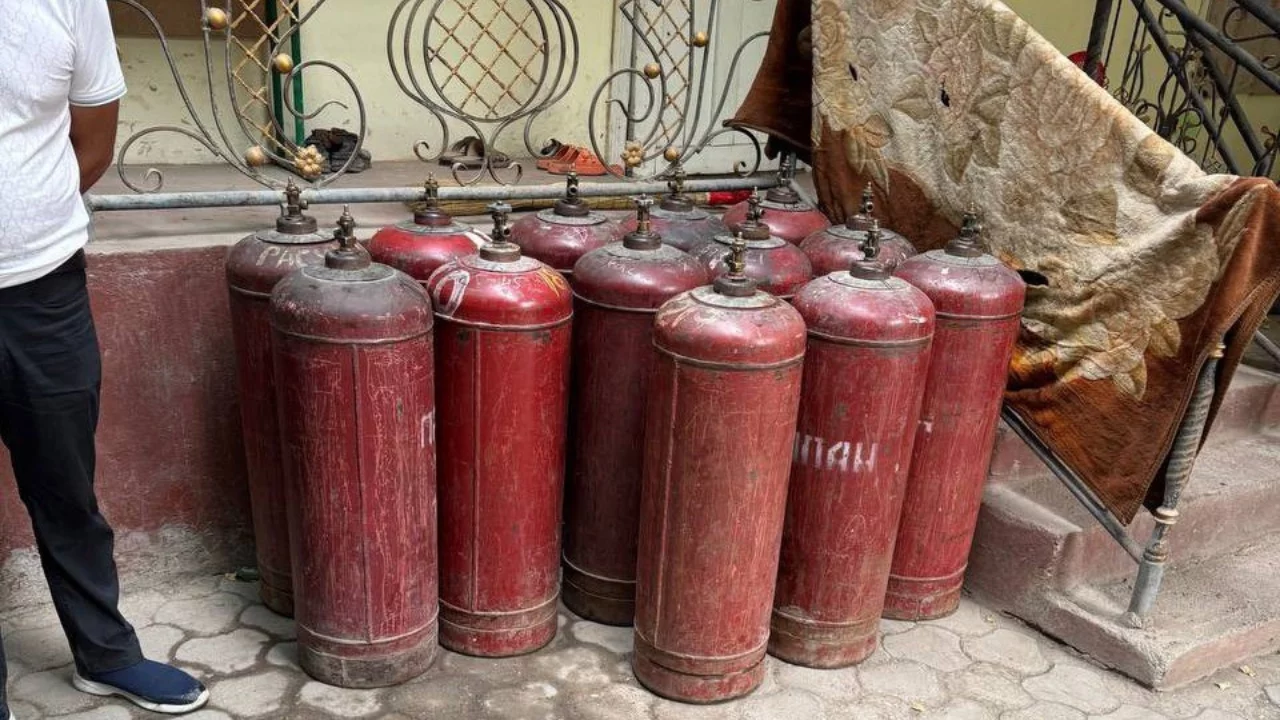 Citizen arrested for storing gas cylinder in apartment and pouring it into car