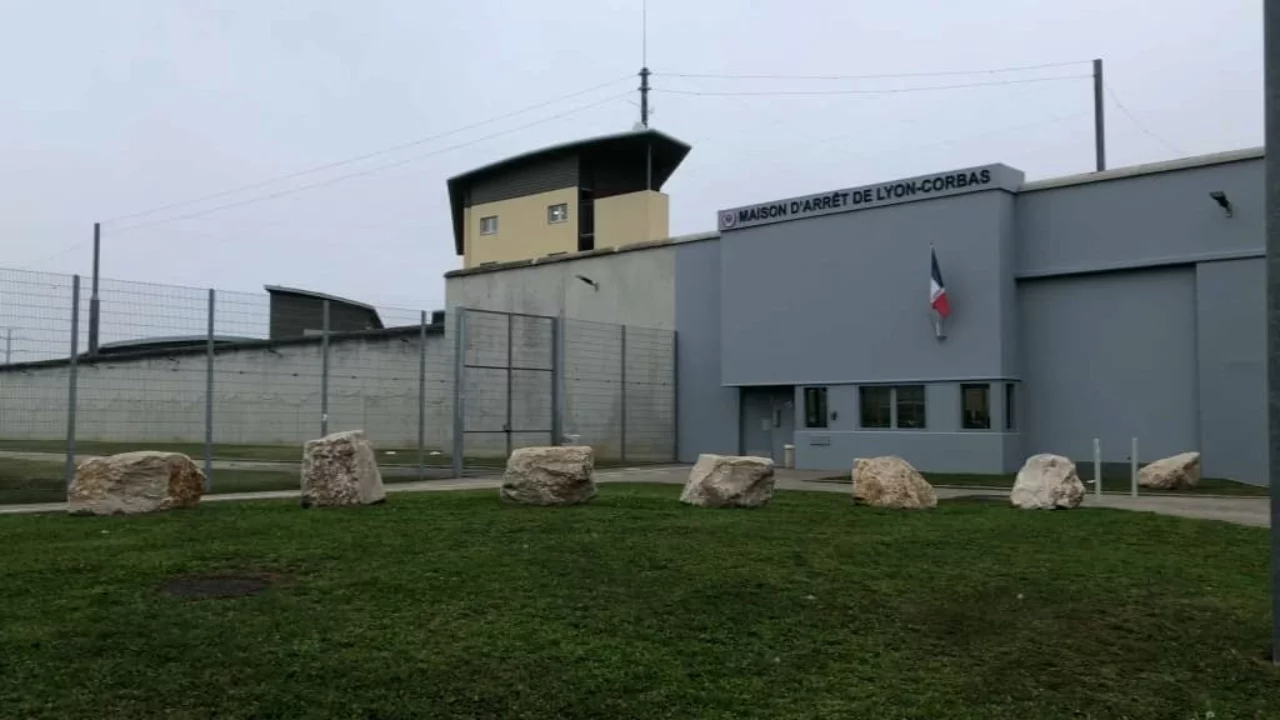Қамоқдан сумкада қочган маҳбус бутун Францияни ларзага солди