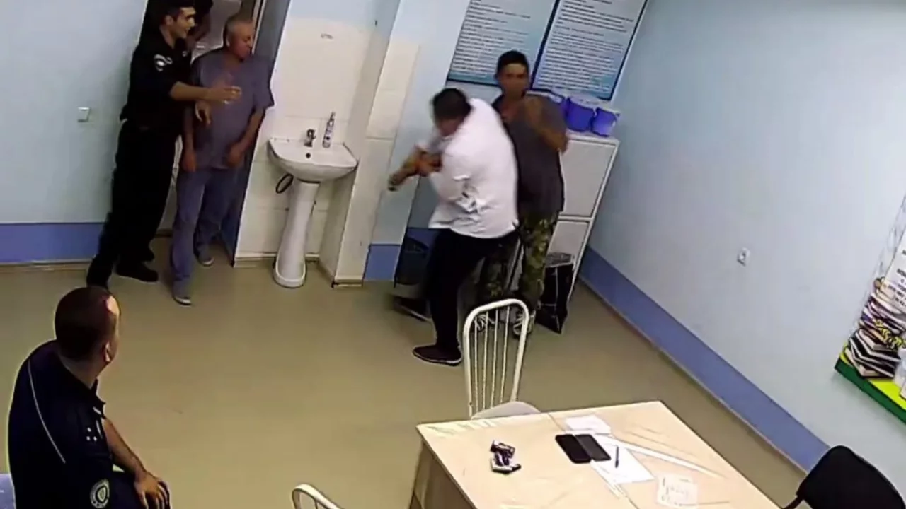 Бухорода врач пичоқ билан таҳдид қилган эркакни тўхтатди