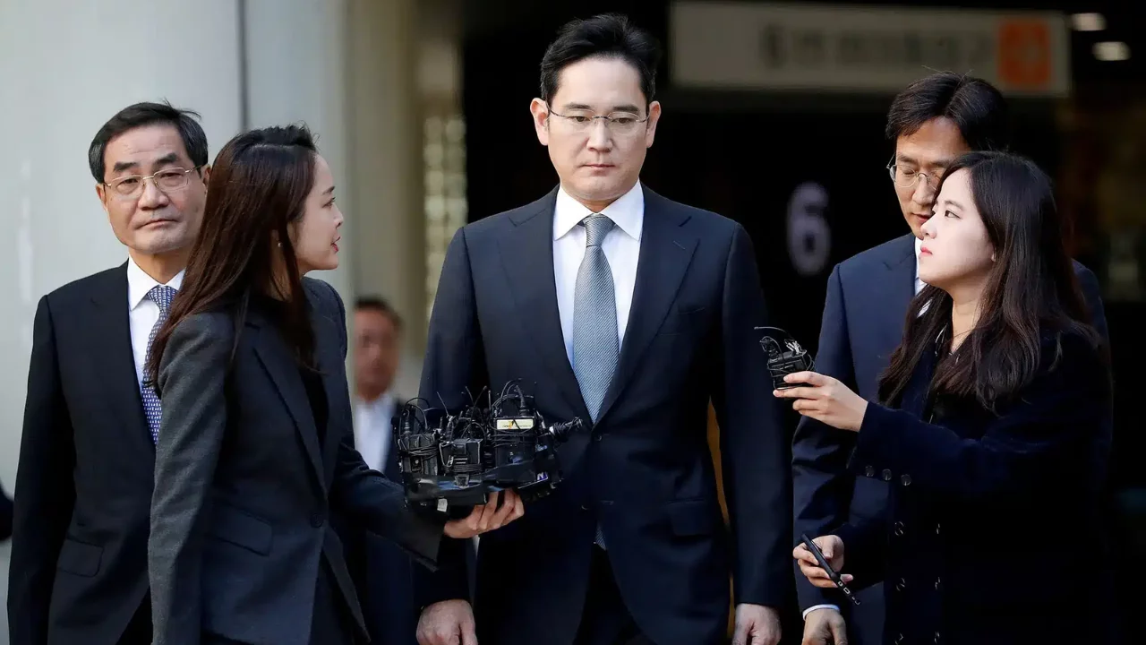 Janubiy Koreya sudi Samsung rahbarini oqladi