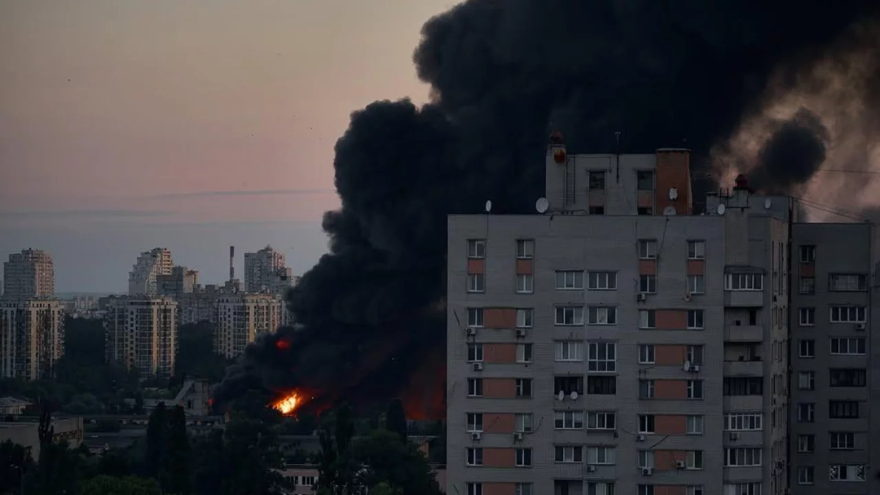 Россия Украинага ракета ва дронлар билан зарба берди: Киевда аҳоли ва бинолар зарар кўрди