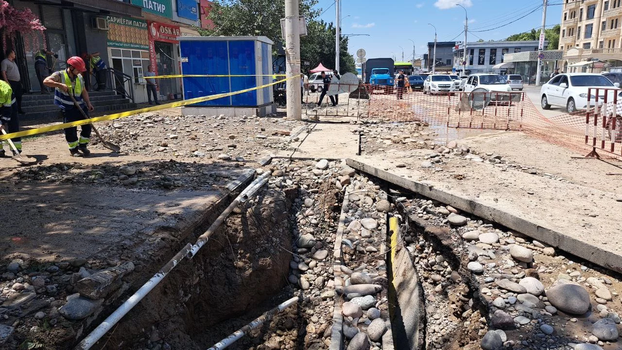 Taşkent’te yeraltı sıcak su borusu patladı (video)