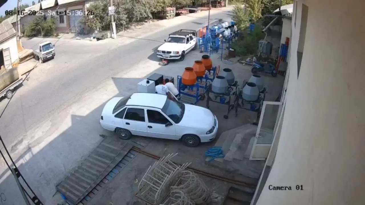 Yolda bir arabanın çarpması sonucu bisikletli genç hayatını kaybetti — video