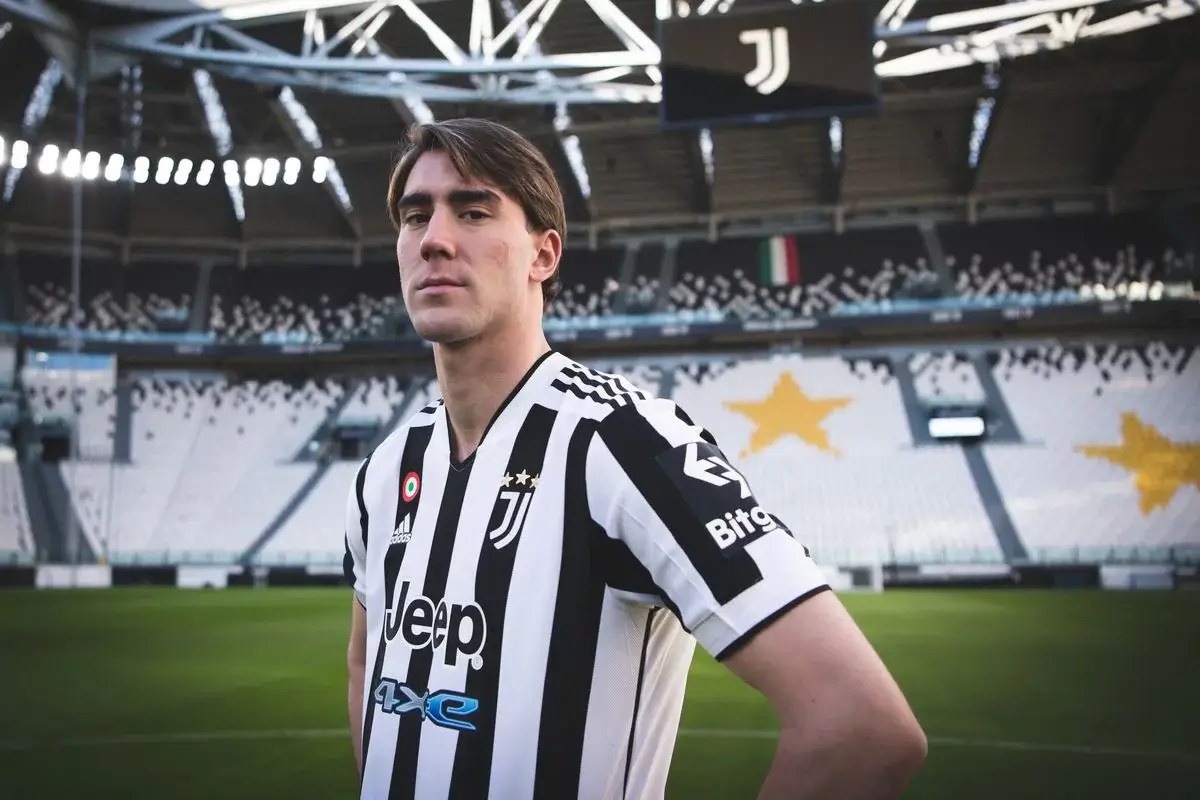 "Juventus" Vlahovic'i satmaya hazır: "Milan"da bir geleceği var