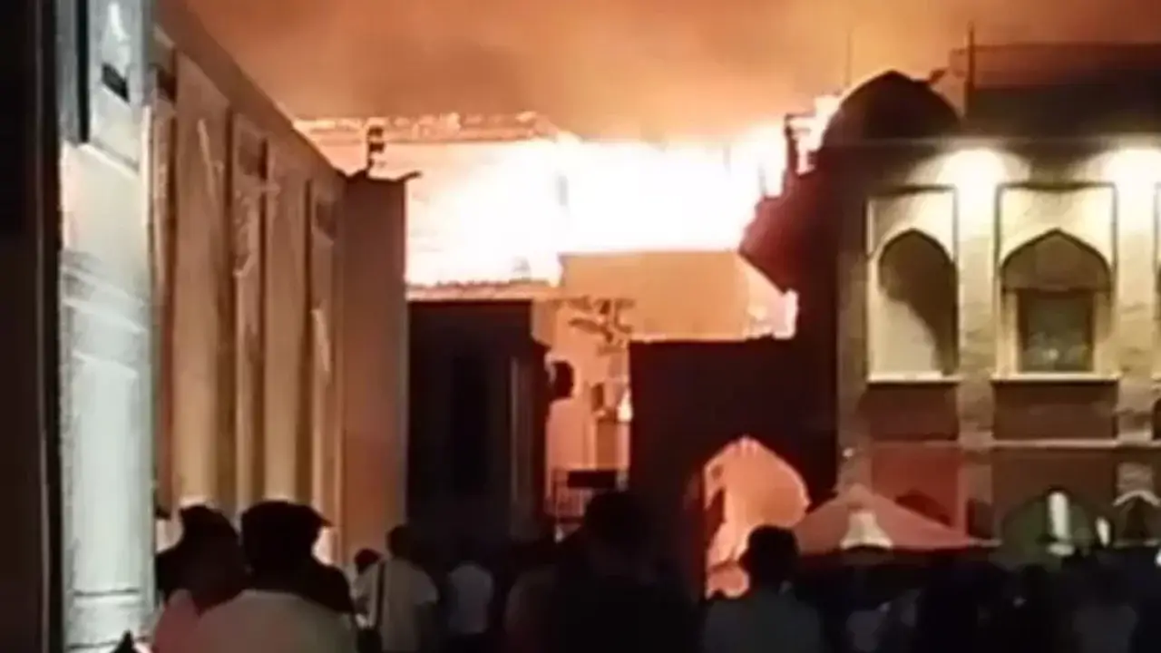 Buhara'da bir çayhanede yangın çıktı.