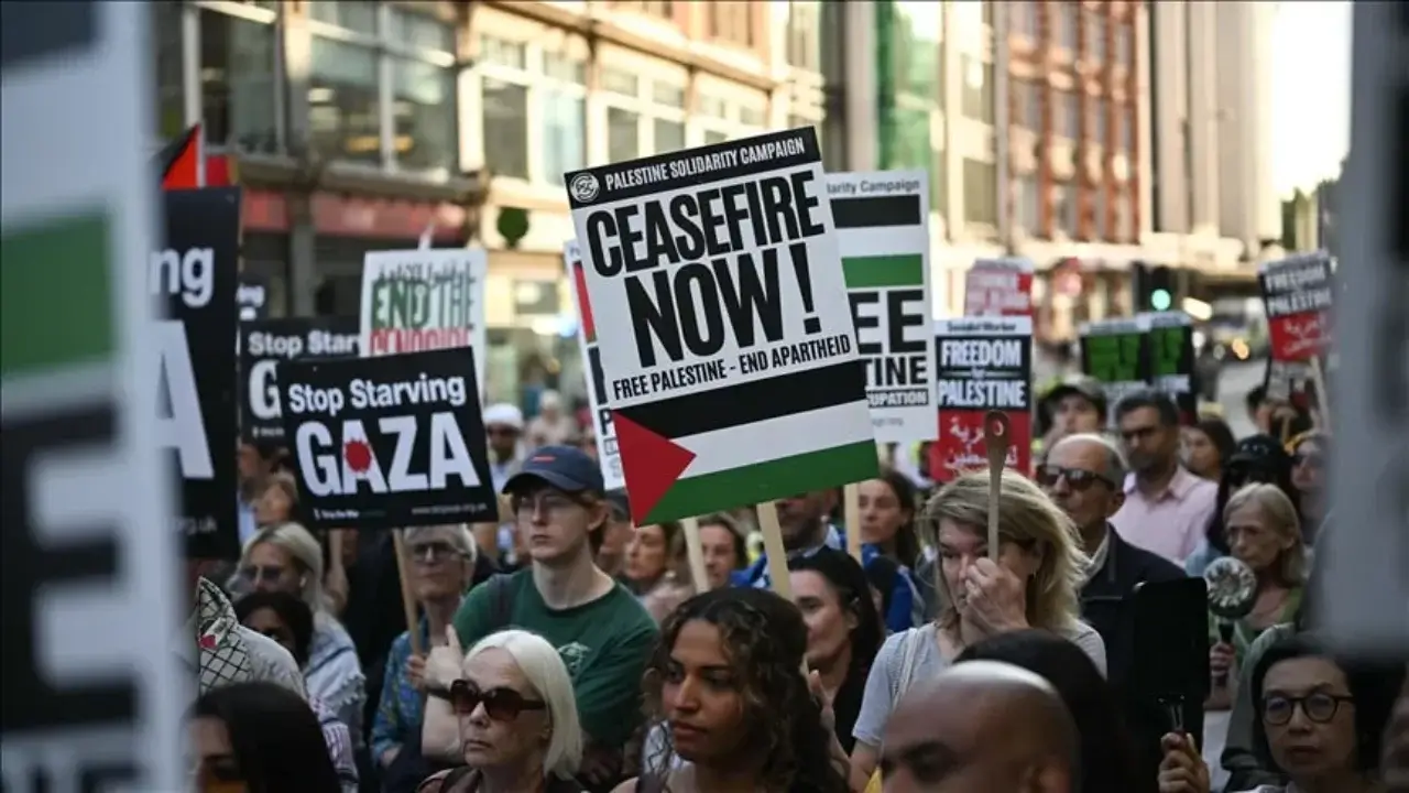 Londra’da binlerce kişi Gazze’deki açlığa karşı çıktı