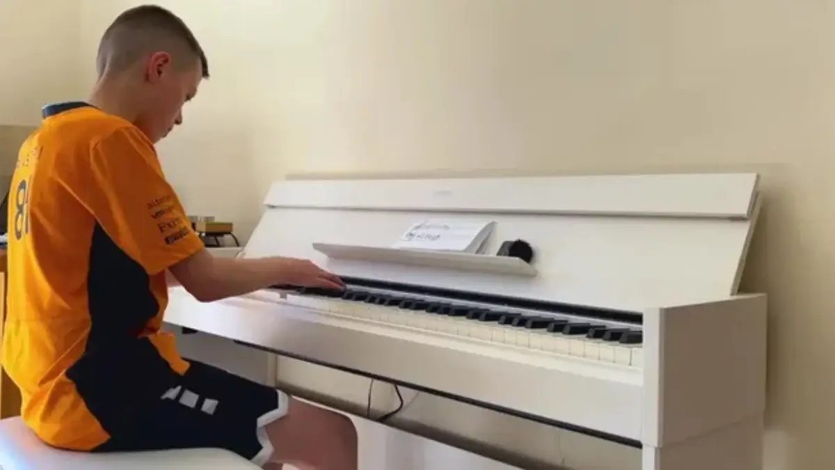 11 yoshli bola YouTube orqali pianinada mahorat qozondi