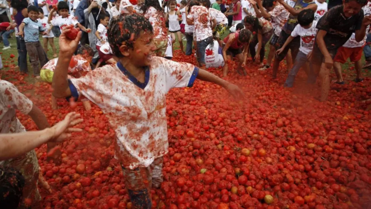 İspanya'da La Tomatina domates savaşı şehri kırmızıya boyadı