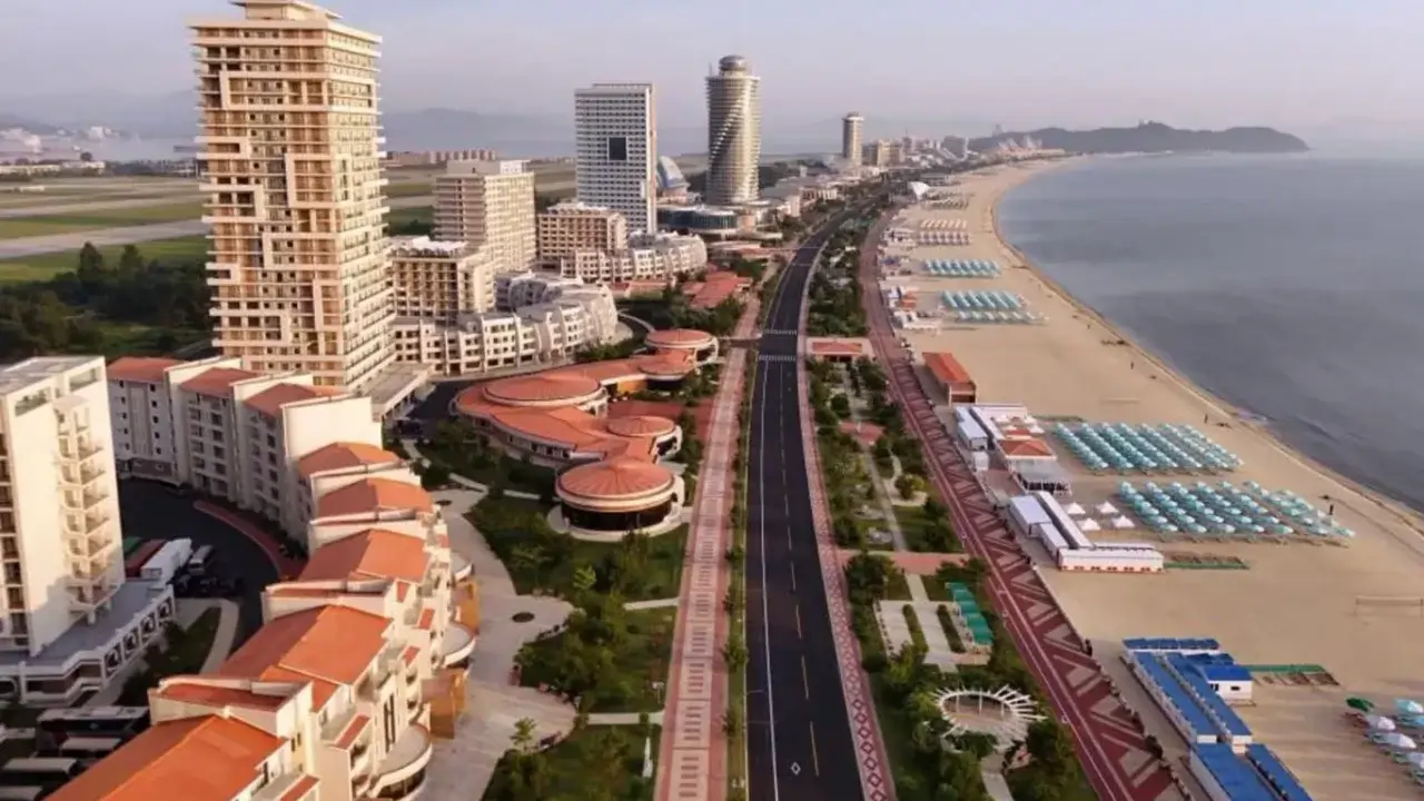 Kuzey Kore’de yeni deniz kenarı tatil köyü