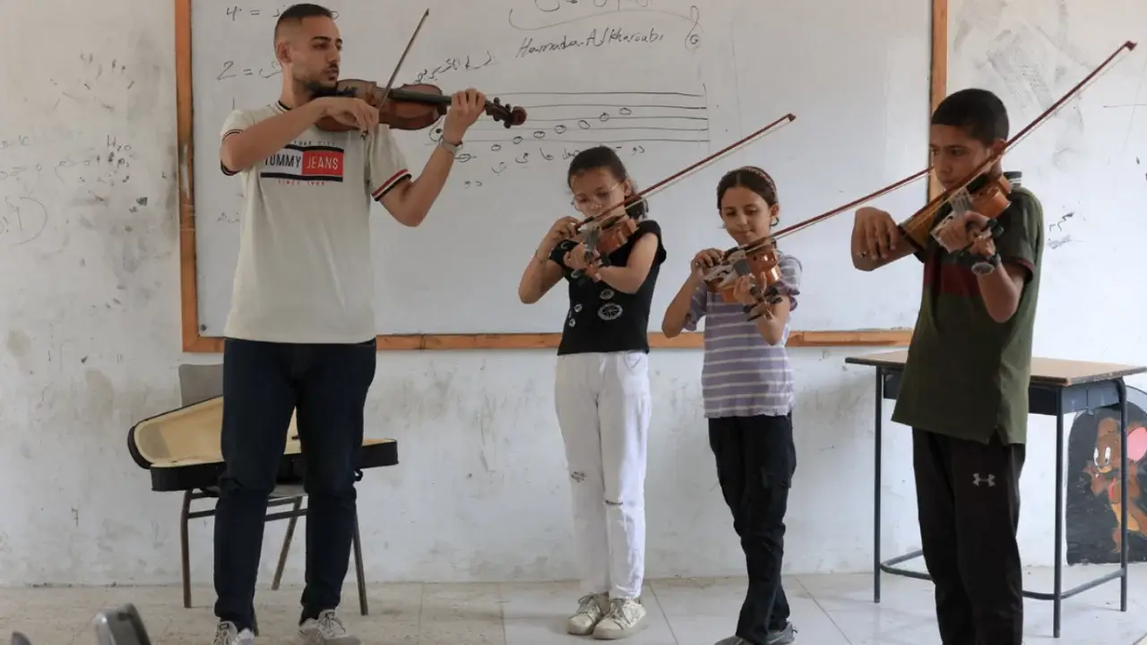 G‘azoda yosh musiqachilar urush vayronalari orasida ijro etmoqda