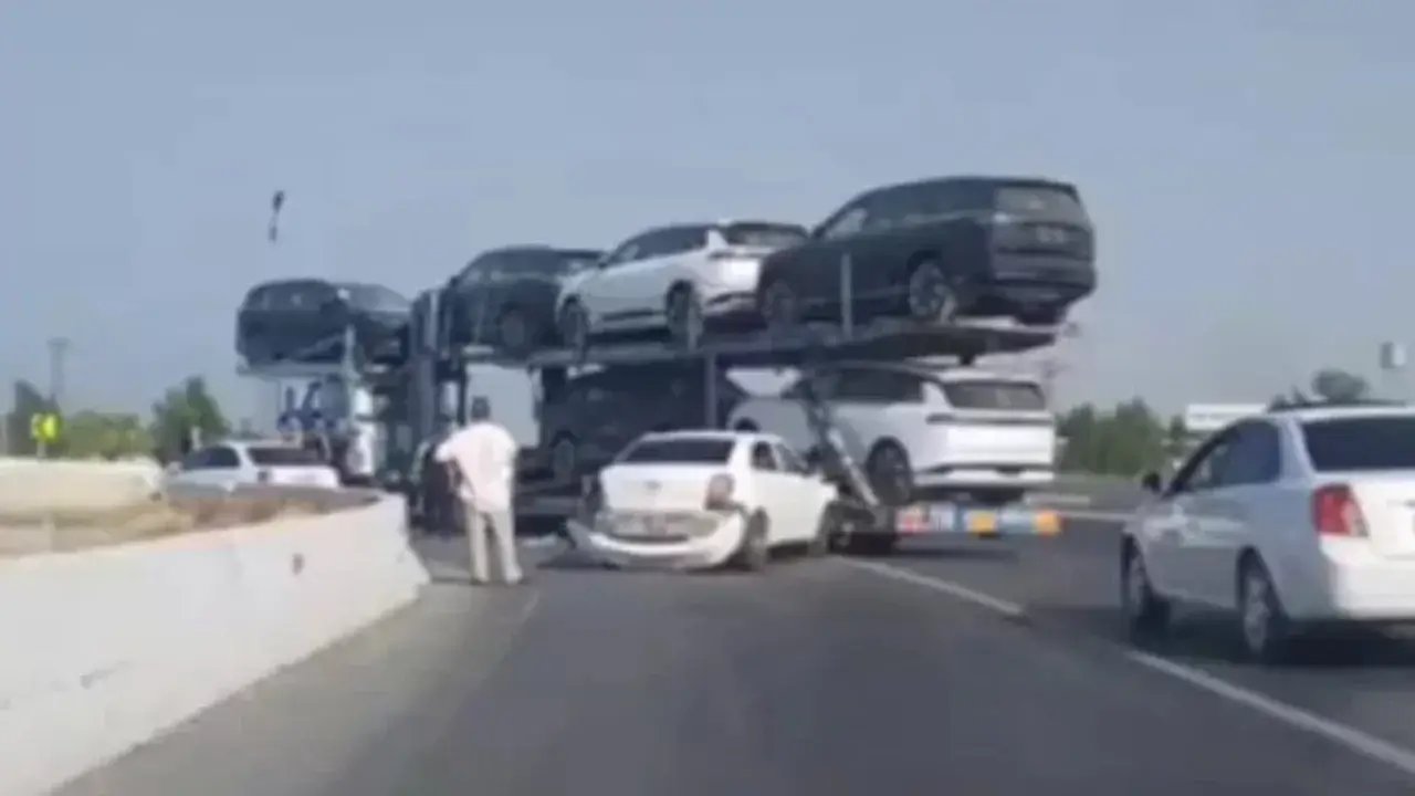 Andican'da kamyon yolda bir araca çarptı