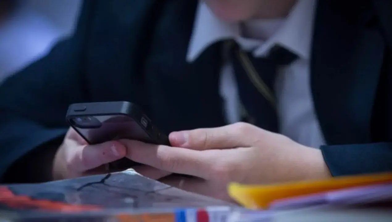 Shvetsiyada maktab o‘quvchilari uchun telefon taqiqlanishi joriy etildi