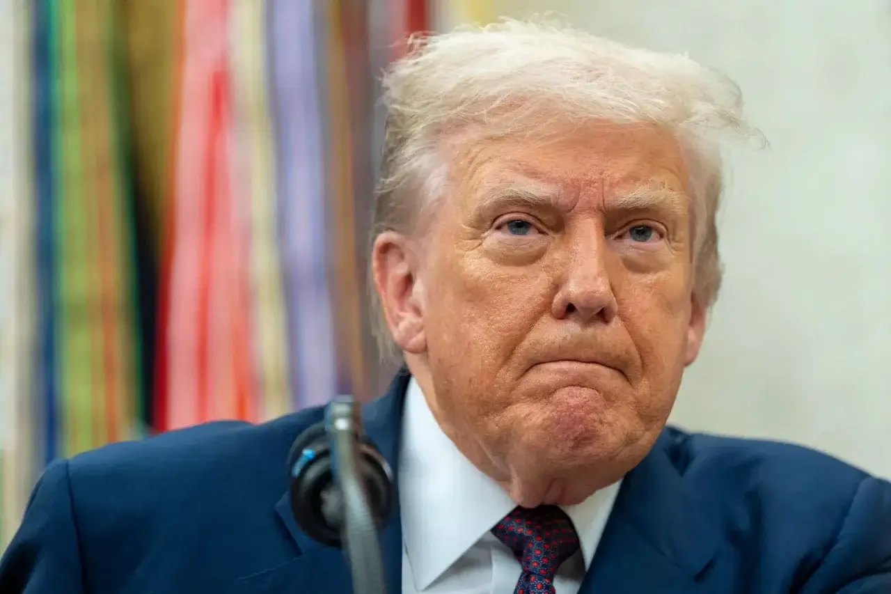Trump'ın gizemli fotoğrafı: Q+ işareti ve keskin sloganlar