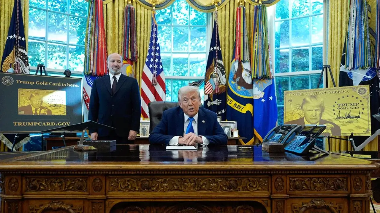 Трамп вручил "Золотую карту" за резидентство в США