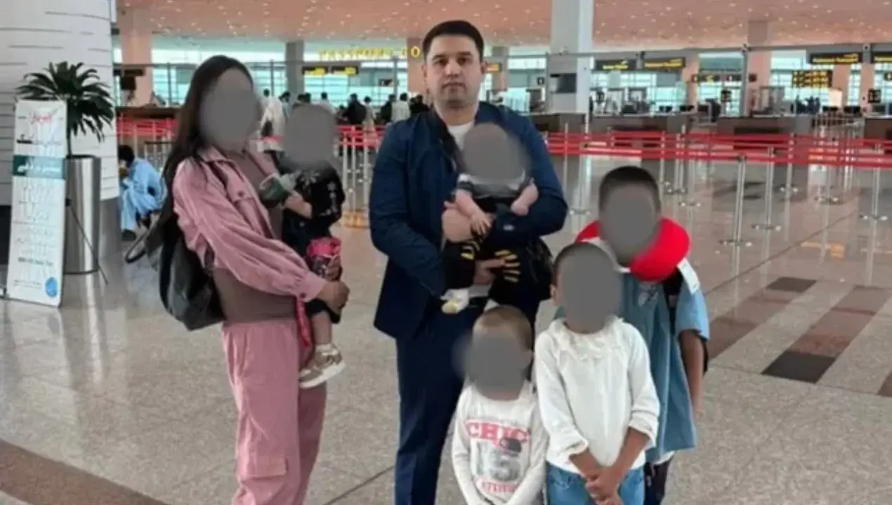 Pakistan'da acı çeken anne, 5 çocuğuyla eve döndü