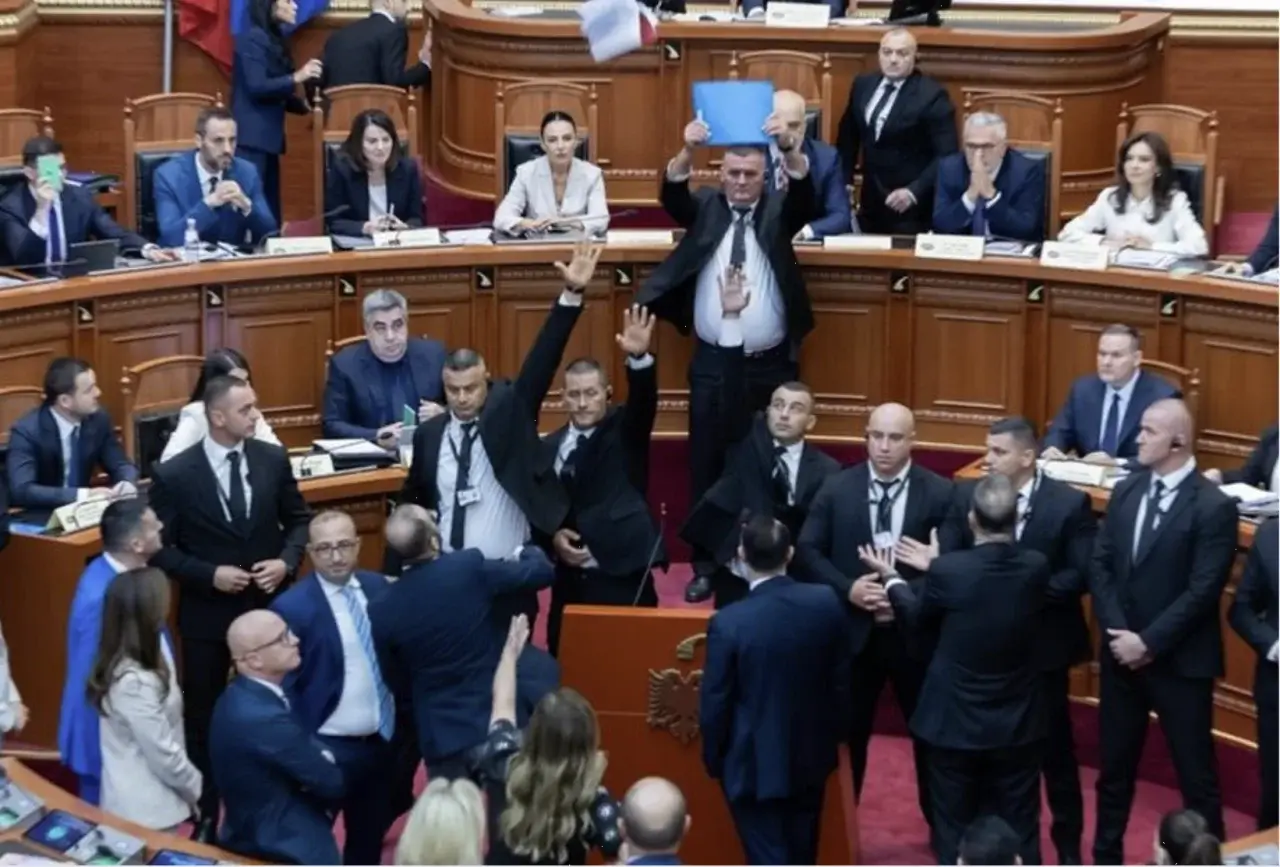 Албания парламентида сунъий интеллект вазири сабаб можаро чиқди