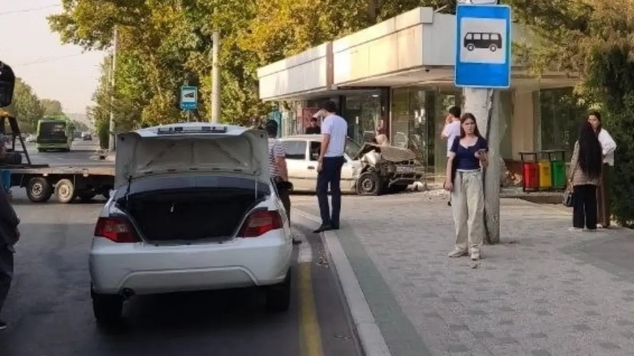 Sergeli'de bir Nexia-1 aracı otobüs durağına çarptı