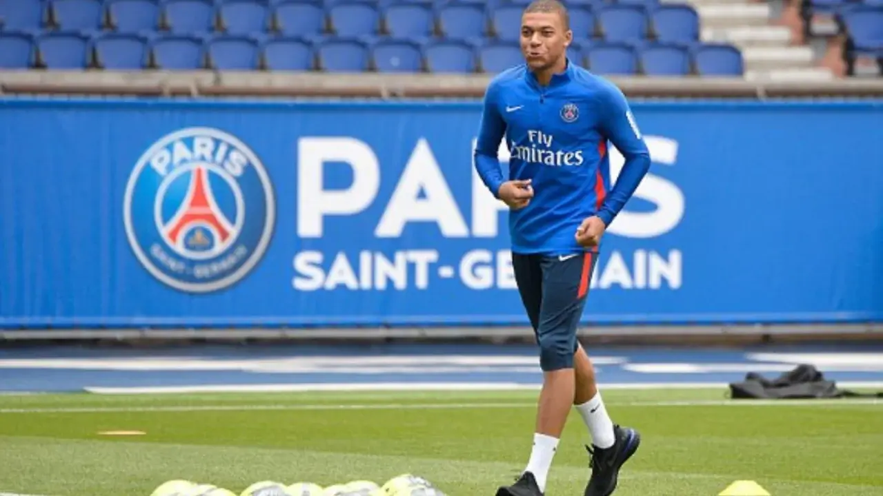 Mbappe is two minutes late for Real Madrid training