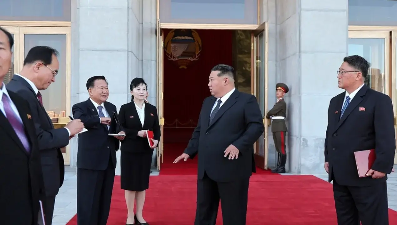 Kim Jong Un dissatisfied with the delay at the Pyongyang hospital.