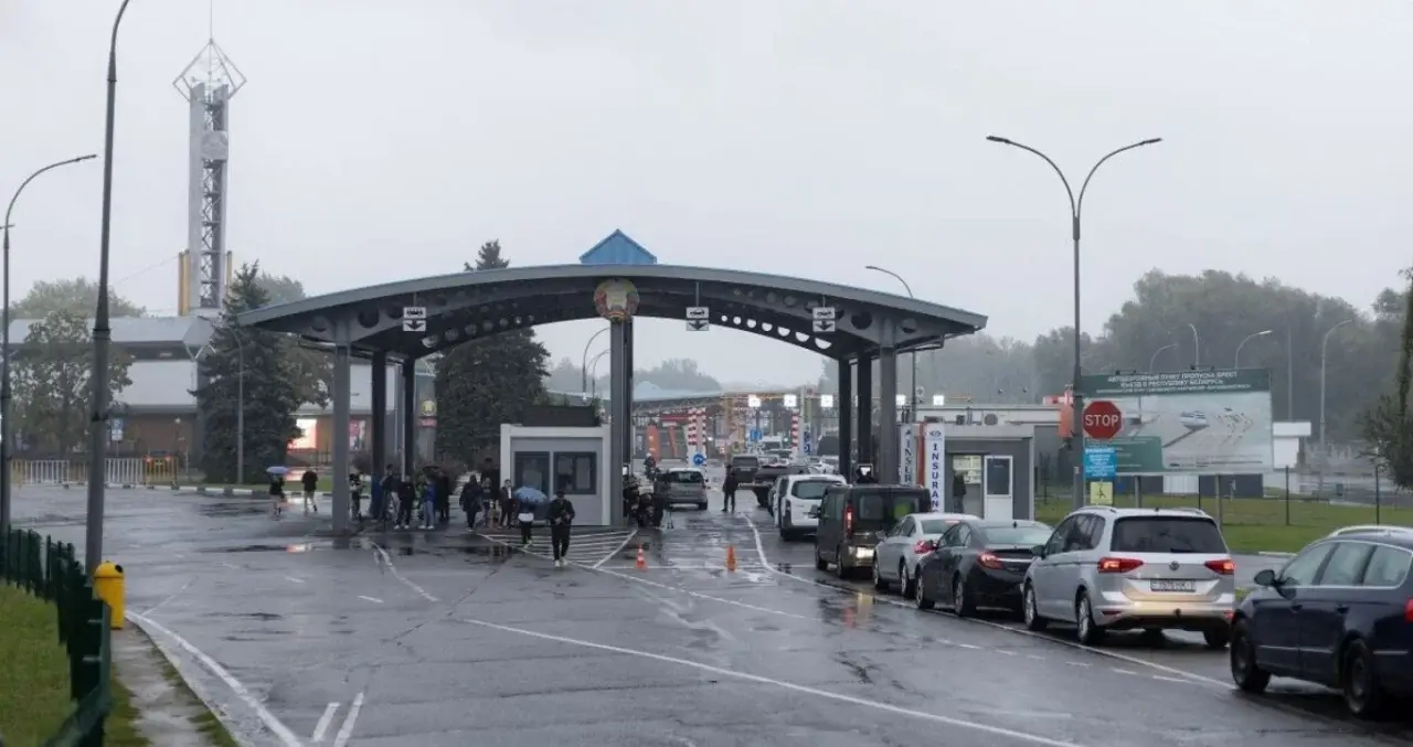 Poland reopens its border with Belarus