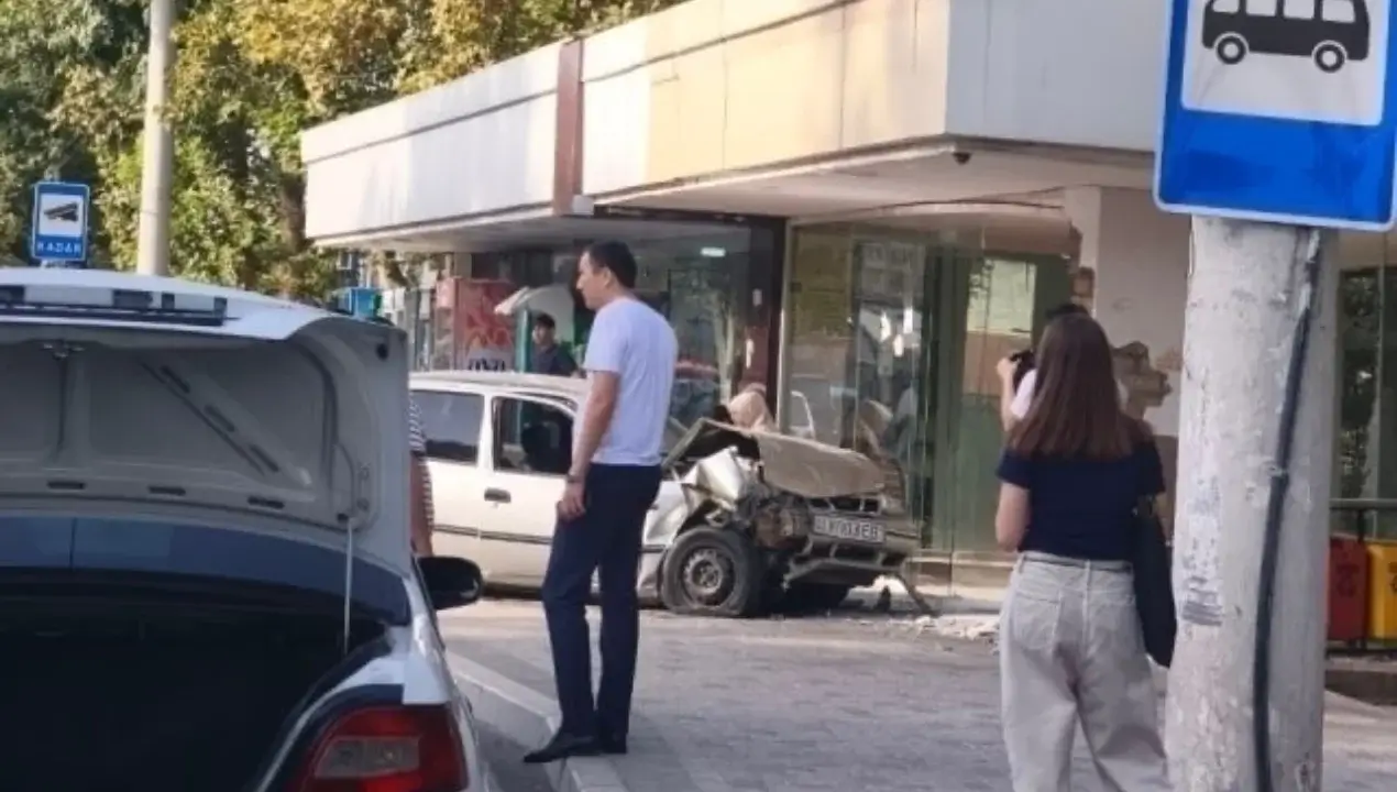 Sergeli'de Nexia-1 otobüs durağına çarpan trafik kazası meydana geldi