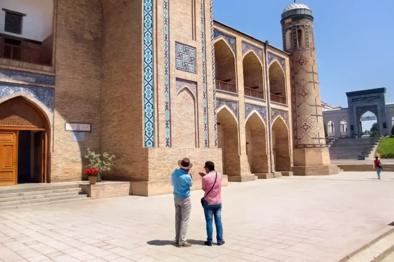How many foreigners from which country came to visit Uzbekistan in 2025?