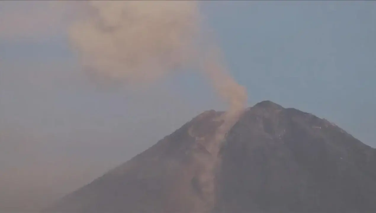 Endonezya'daki Semeru Yanardağı iki kez patladı