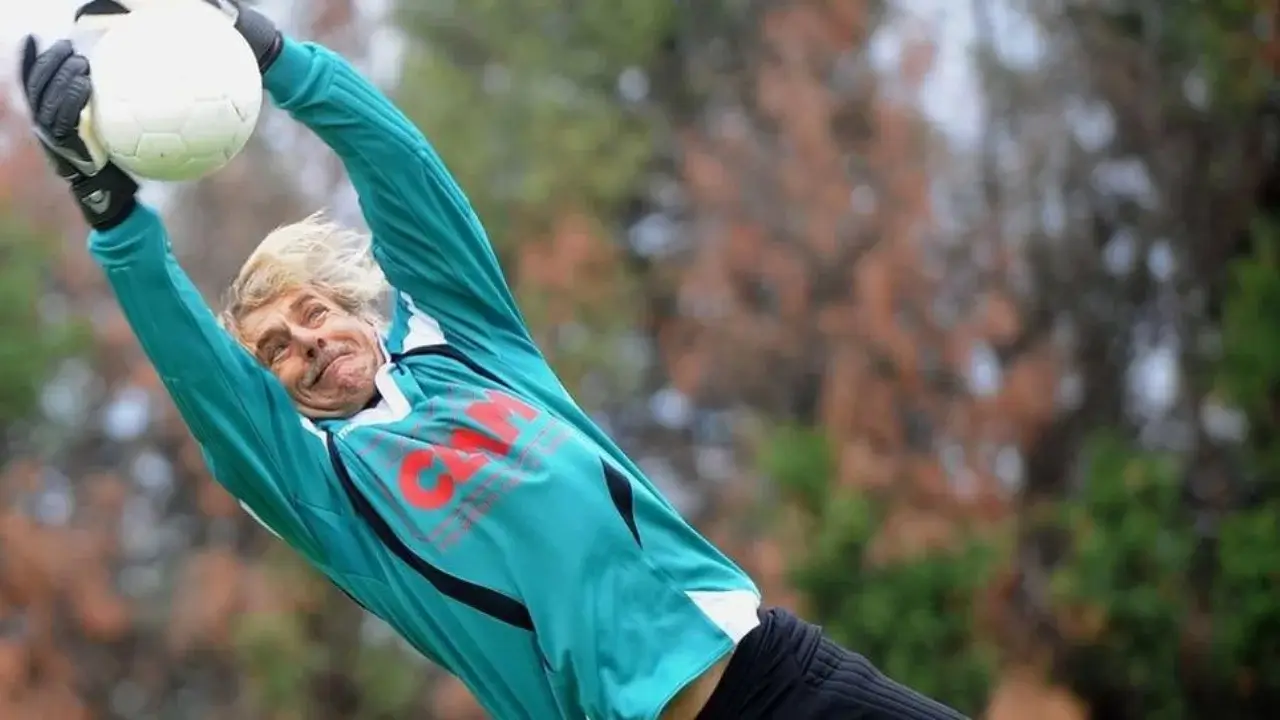 The 82-year-old Italian goalkeeper wants to return to football.