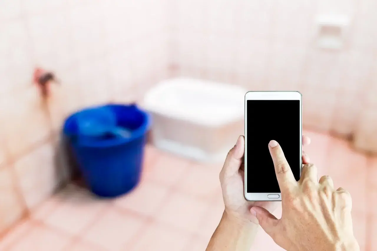 Smartfon bilan hojatxonada uzoq o‘tirish xavfli oqibatga olib kelishi mumkin