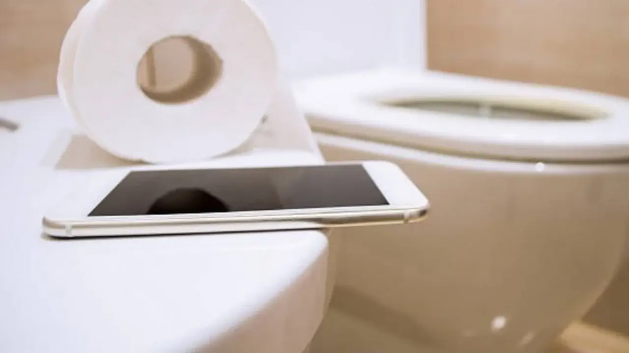 Telefonunuzu tuvalette tutmak sağlığınız için tehlikelidir