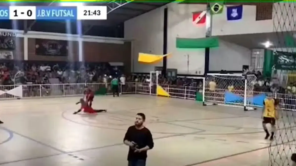Penaltıyı kurtarırken yere düşen kaleci, yardıma rağmen öldü