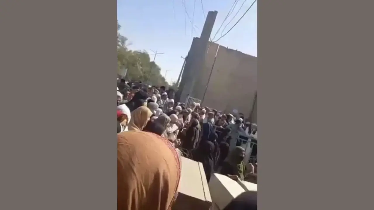 Kobulda ayollar pensiya to‘lovlari kechikkani uchun norozilik bildirdi