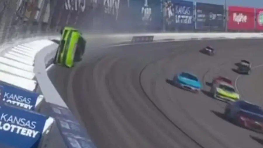 Zeyn Smit NASCARda 200 mil tezlikda omon qoldi