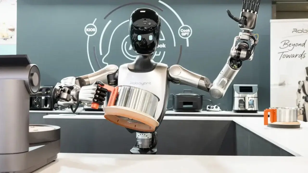 China introduces robot chef: a daily life assistant